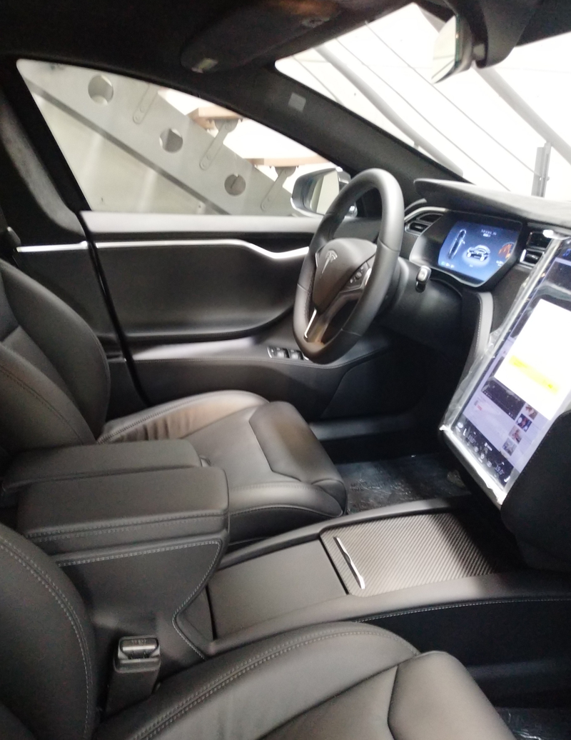Illustration for article titled Does anyone want a bulletproof Tesla model S for 3.2 million pesos?